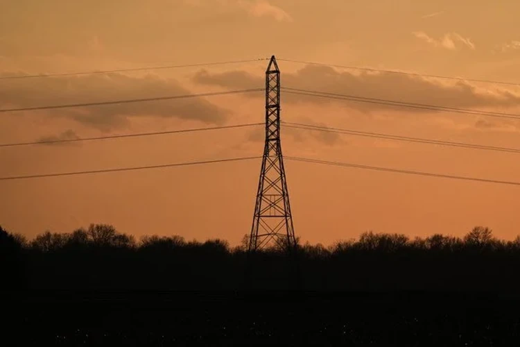 Лінії електропередач на тлі вечірнього неба