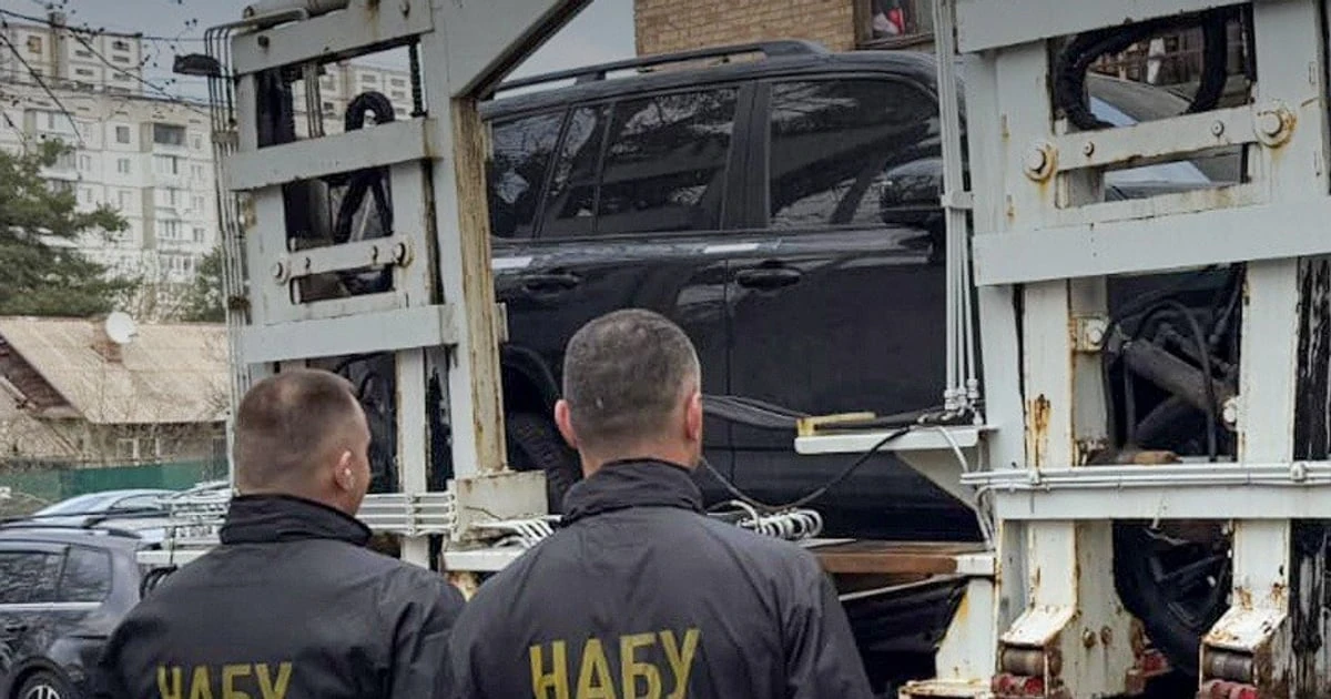 Автопарк підозрюваних посадовців НГУ