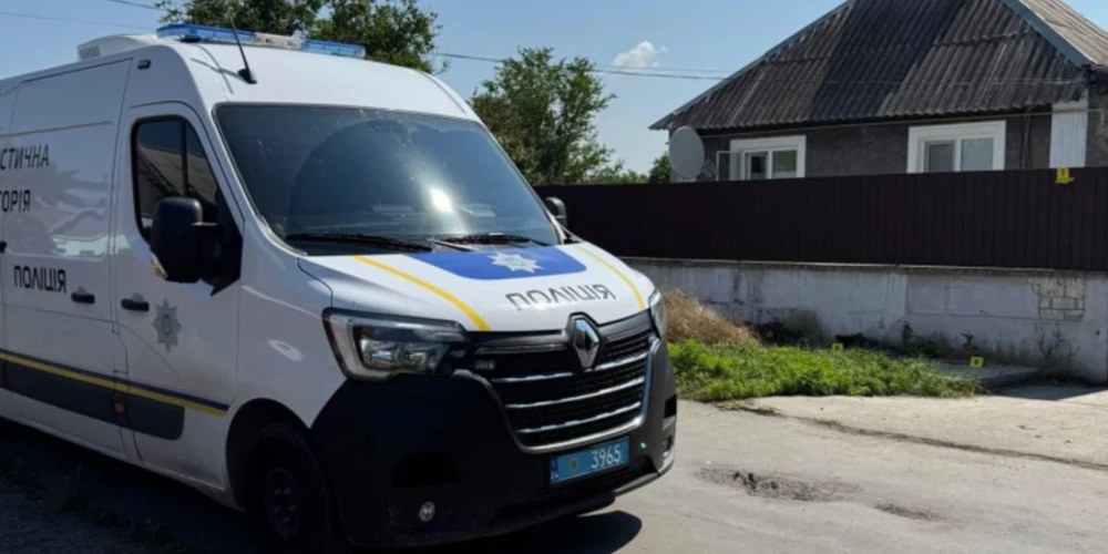 Чоловік в статусі СЗЧ поранив двох поліцейських під час обшуку (фото Національної поліції України)