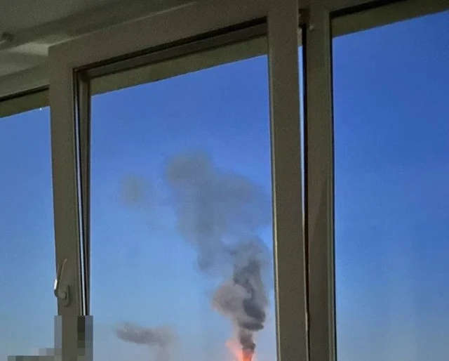 Пожежа в багатоповерховому будинку на вулиці Патона у Львові після ракетного удару 30 липня, рятувальники на місці події