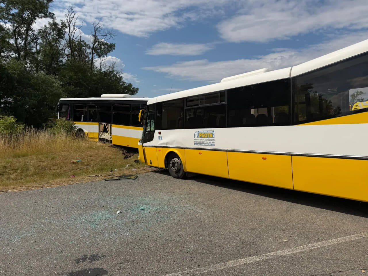 Місце зіткнення двох пасажирських автобусів на дорозі між Брно та Зноймом