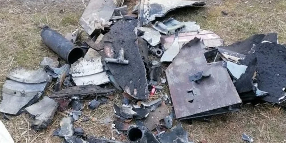 Вирва та уламки неідентифікованого повітряного об'єкта в полі між селами Тарнава-Колонія та Токари у Люблінському воєводстві