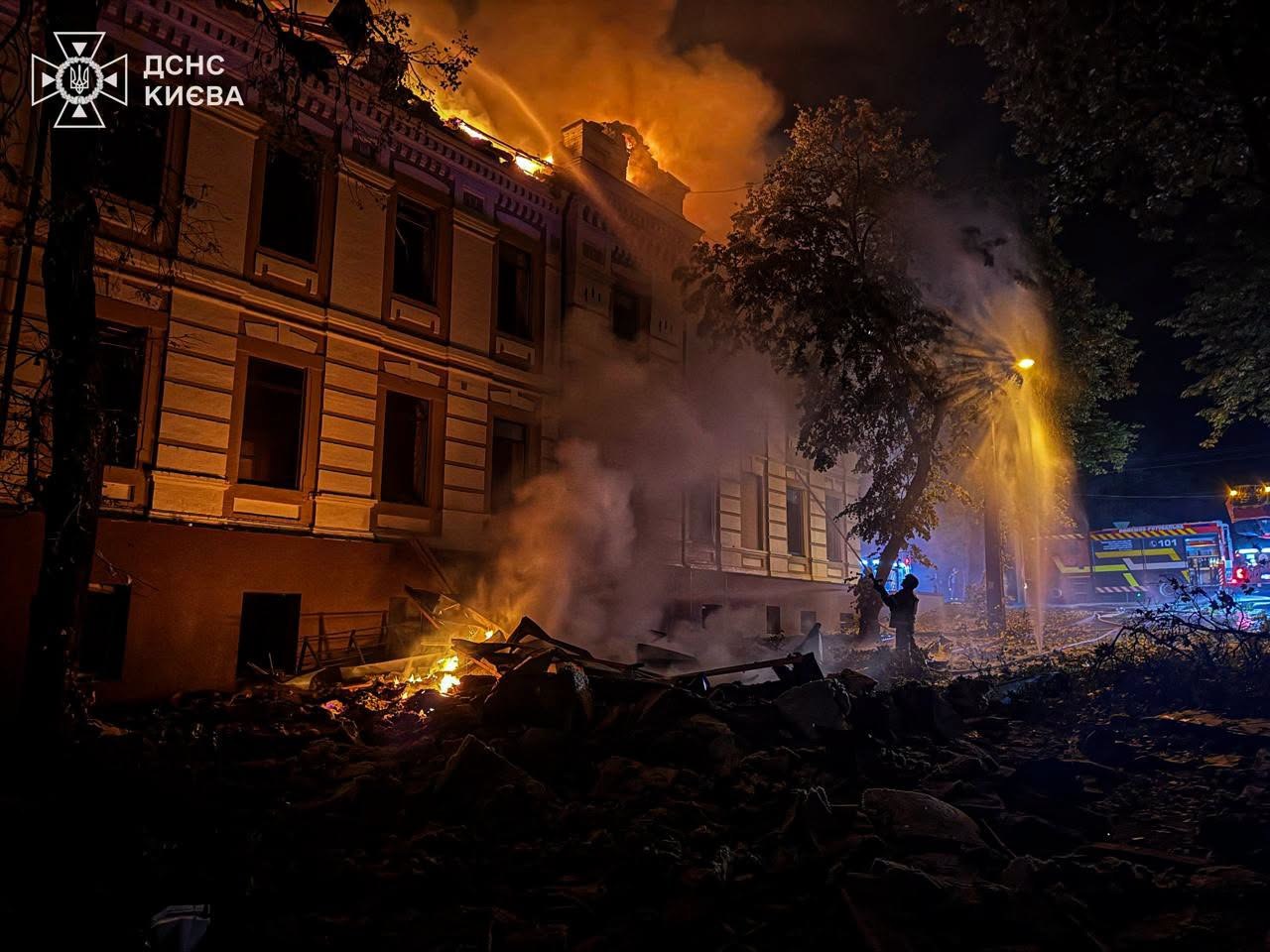 Пожежі та пошкодження будівель у Києві після нічної ракетної атаки 19 липня 2026 року