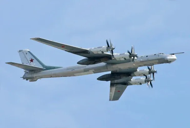 Супутниковий знімок ураженого бомбардувальника Ту-95 на аеродромі «Енгельс-2» без хвостової частини