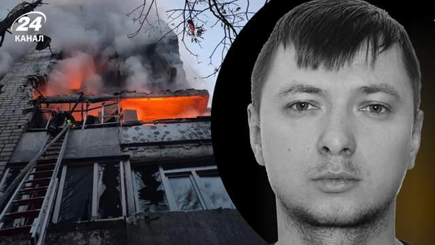 Рятувальники деблоковують тіло цивільного працівника поліції з-під завалів будинку у Львові після удару 30 липня