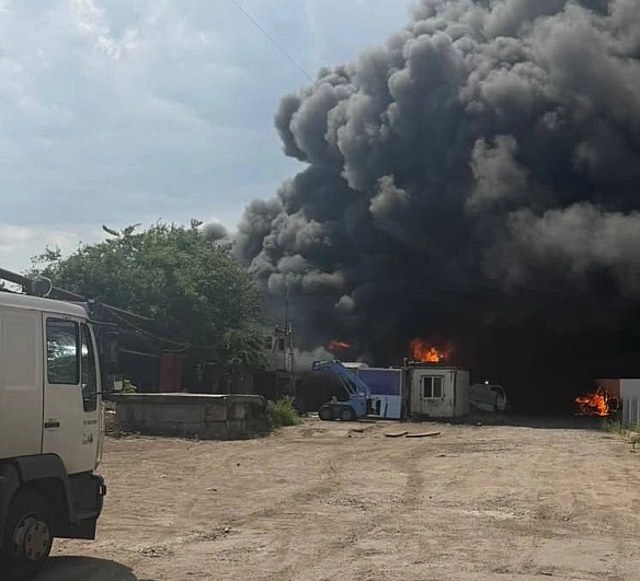 Пошкоджене цивільне підприємство в Одесі 20 липня: масштабна пожежа господарської техніки та пошкоджена газова магістраль