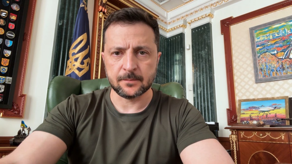 Володимир Зеленський під час вечірнього відеозвернення