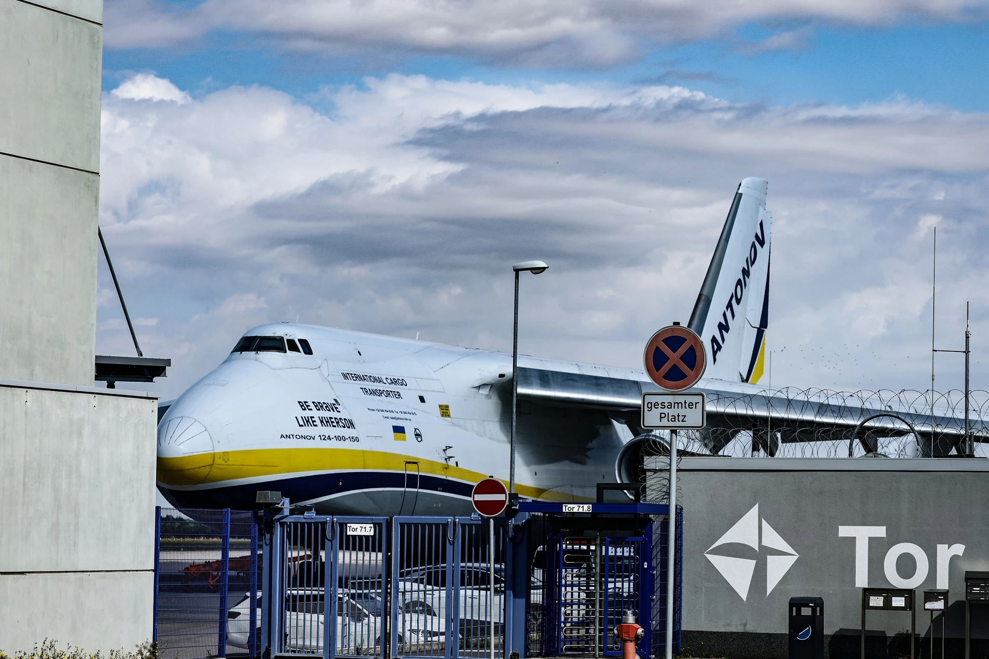 Аеропорт «Лейпциг/Галле» та український вантажний літак Ан-124, біля якого раніше виявили дрон з вибухівкою