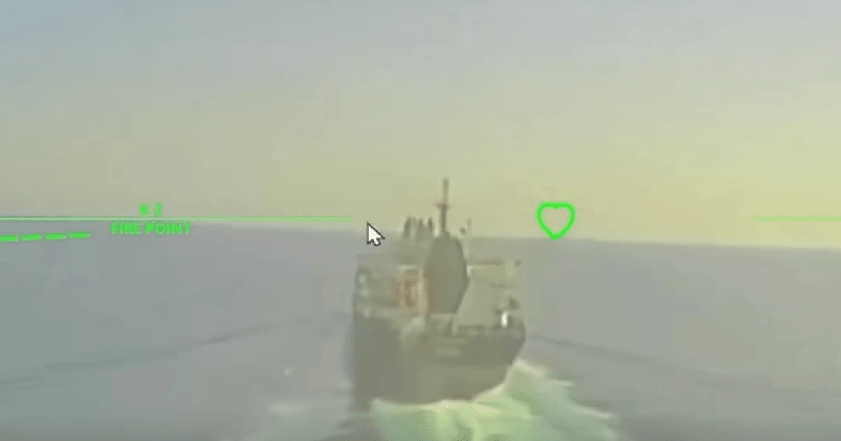 Танкер у Чорному морі на тлі портового термінала