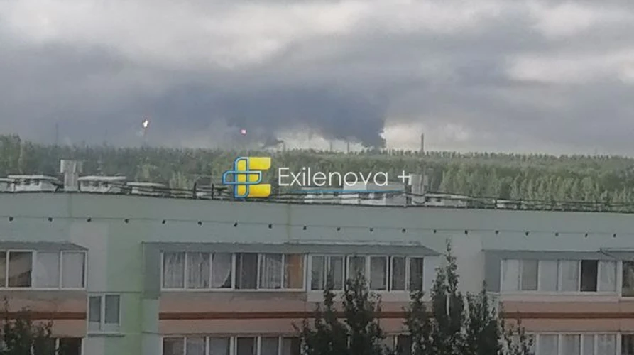 Стовпи диму над промисловим майданчиком Нижньокамська після атаки дронів 10 серпня 2026 року