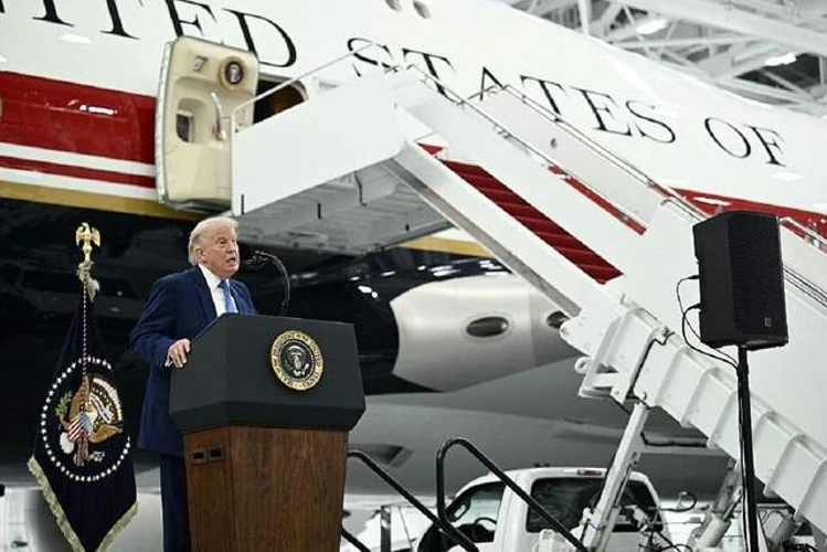 Дональд Трамп біля трапа літака після таємної пересадки з кейтерингової вантажівки