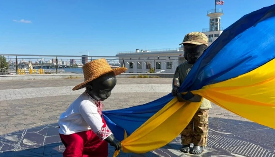 Скульптури Кия, Щека, Хорива й Либідь у вишитиних сорочках на Поштовій площі 23 серпня 2026 року