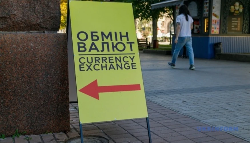 Хто і як встановлює курси валют на 17 серпня: ролі НБУ, банків та уряду