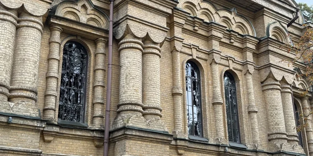 Свято-Покровський храм на Пріорці з вибитими вікнами та пошкодженим фасадом після атаки 24 вересня