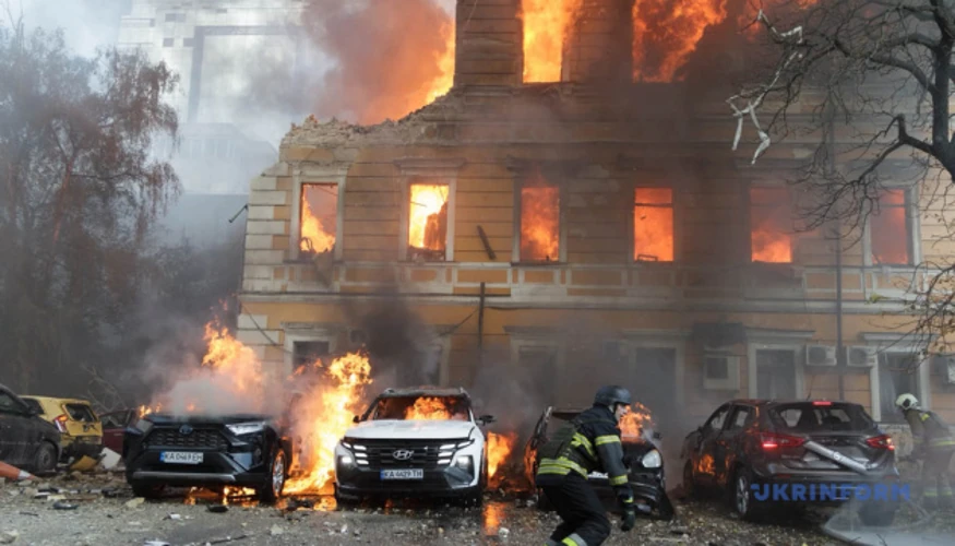 Пожежа на даху та верхньому поверсі будівлі Національної академії наук України після влучання російського дрона