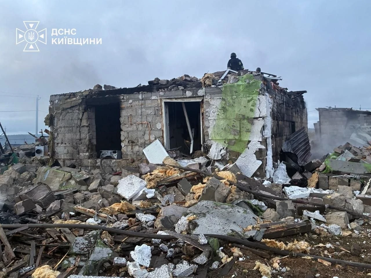 Наслідки російської атаки у Фастівському районі Київської області (фото ДСНС Київщини / Telegram)