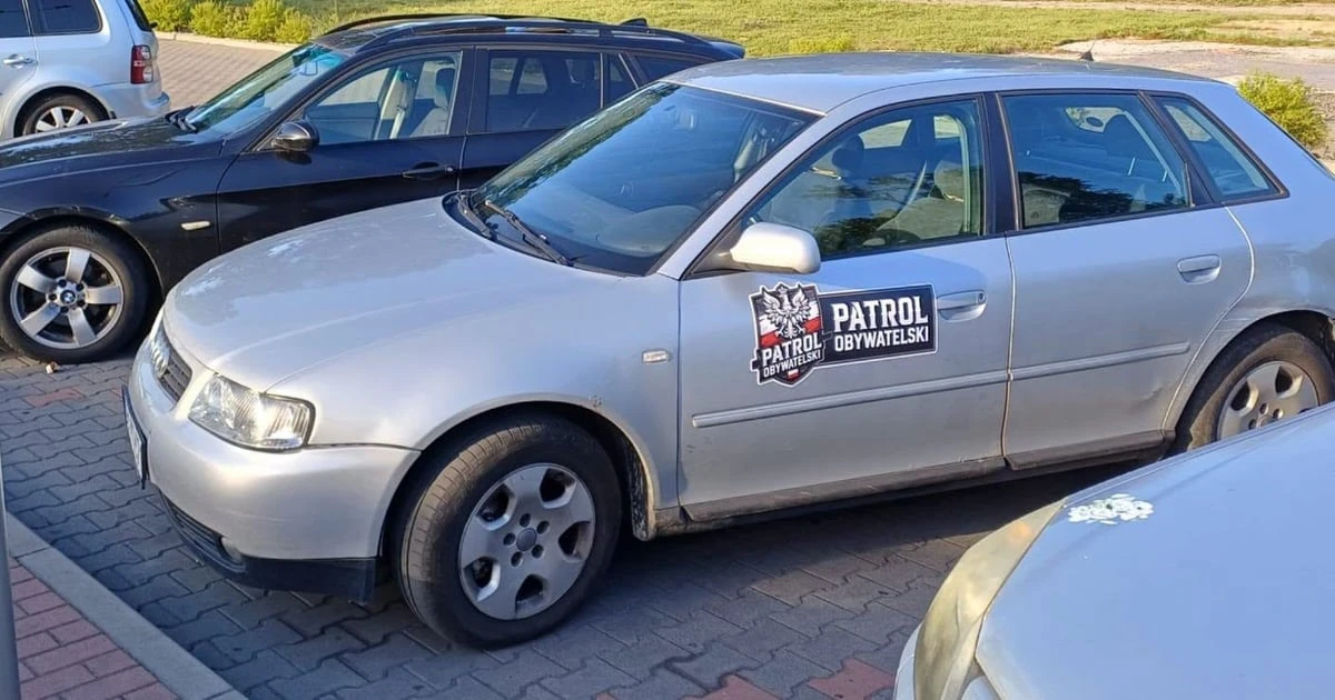 Члени Patrole Obywatelskie зі спеціальним маркуванням на автомобілі під час з'їзду у кемпінгу