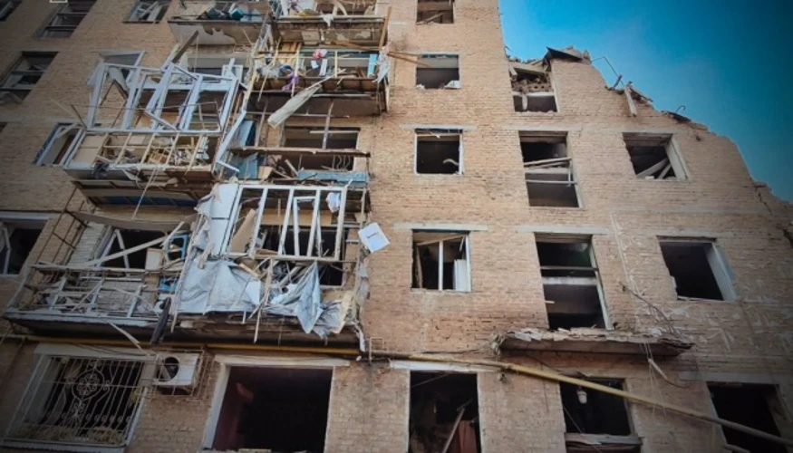 Рятувальники на місці зруйнованого під'їзду п'ятиповерхівки в Прилуках