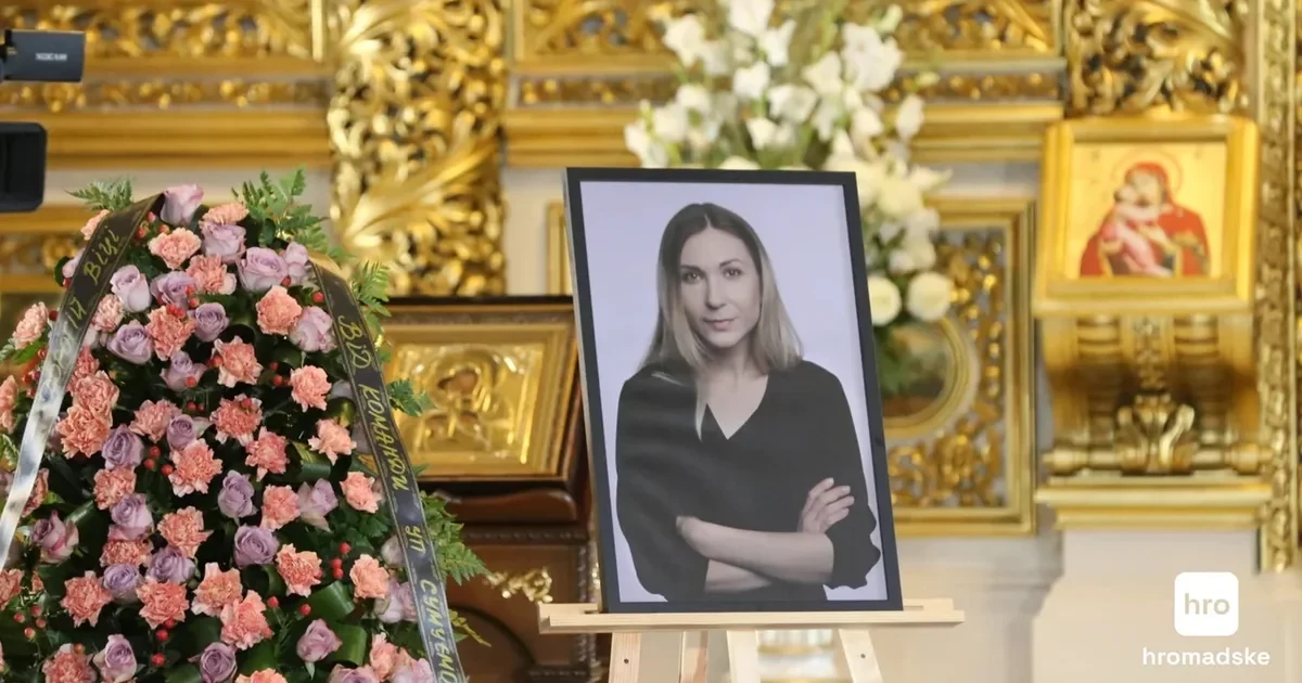 Фотографія Вікторії Рощиної під час відспівування журналістки у Свято-Михайлівському соборі (автор фото — Вікторія Коломієць