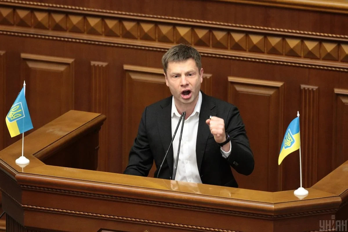 Народний депутат Олексій Гончаренко на тлі логотипу сайту «Миротворець»